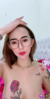 Kak Vio tato-an pamer payudara