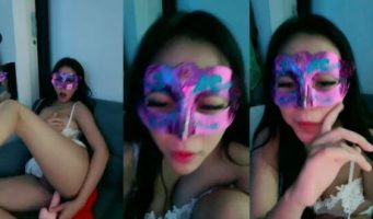 Kak Ruby Toge Colok Meki pake Dildo di Sofa